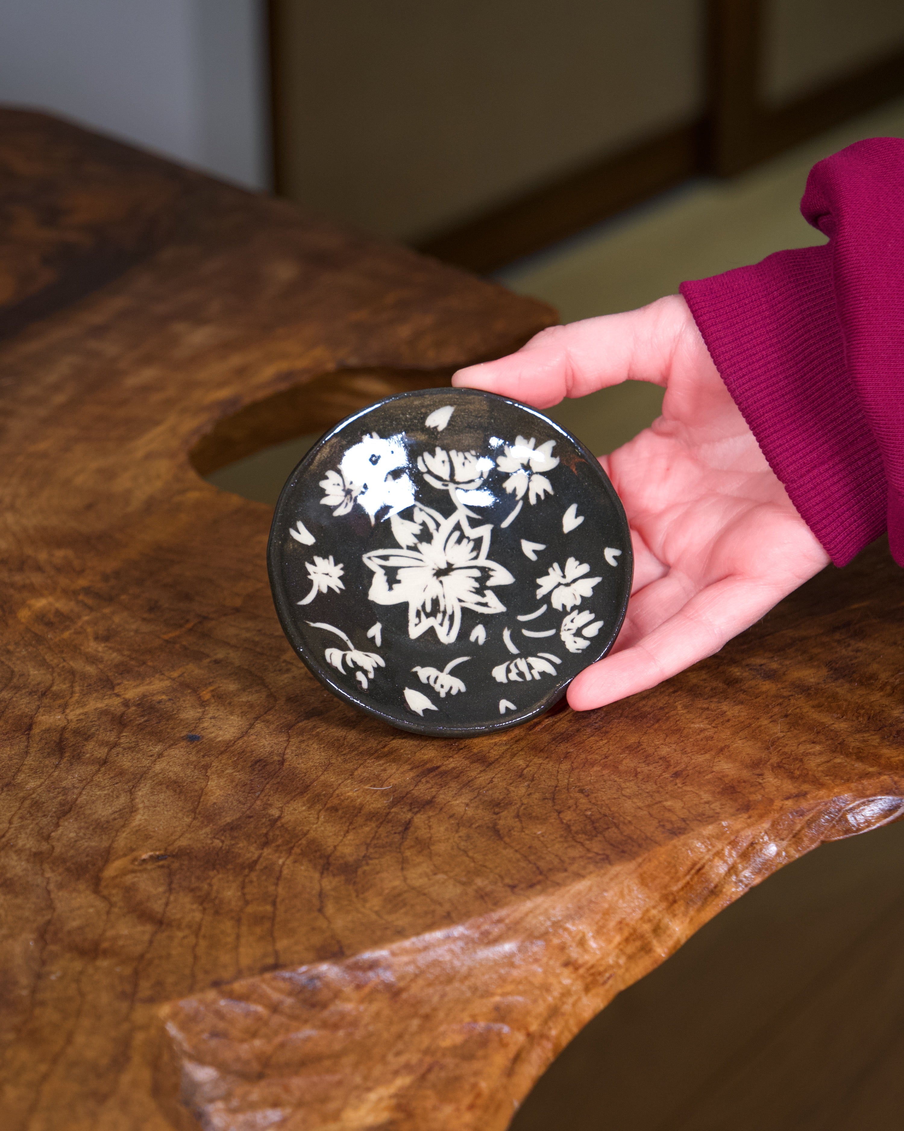Assiette noire fleurs