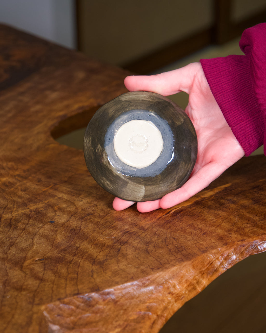 Assiette noire fleurs