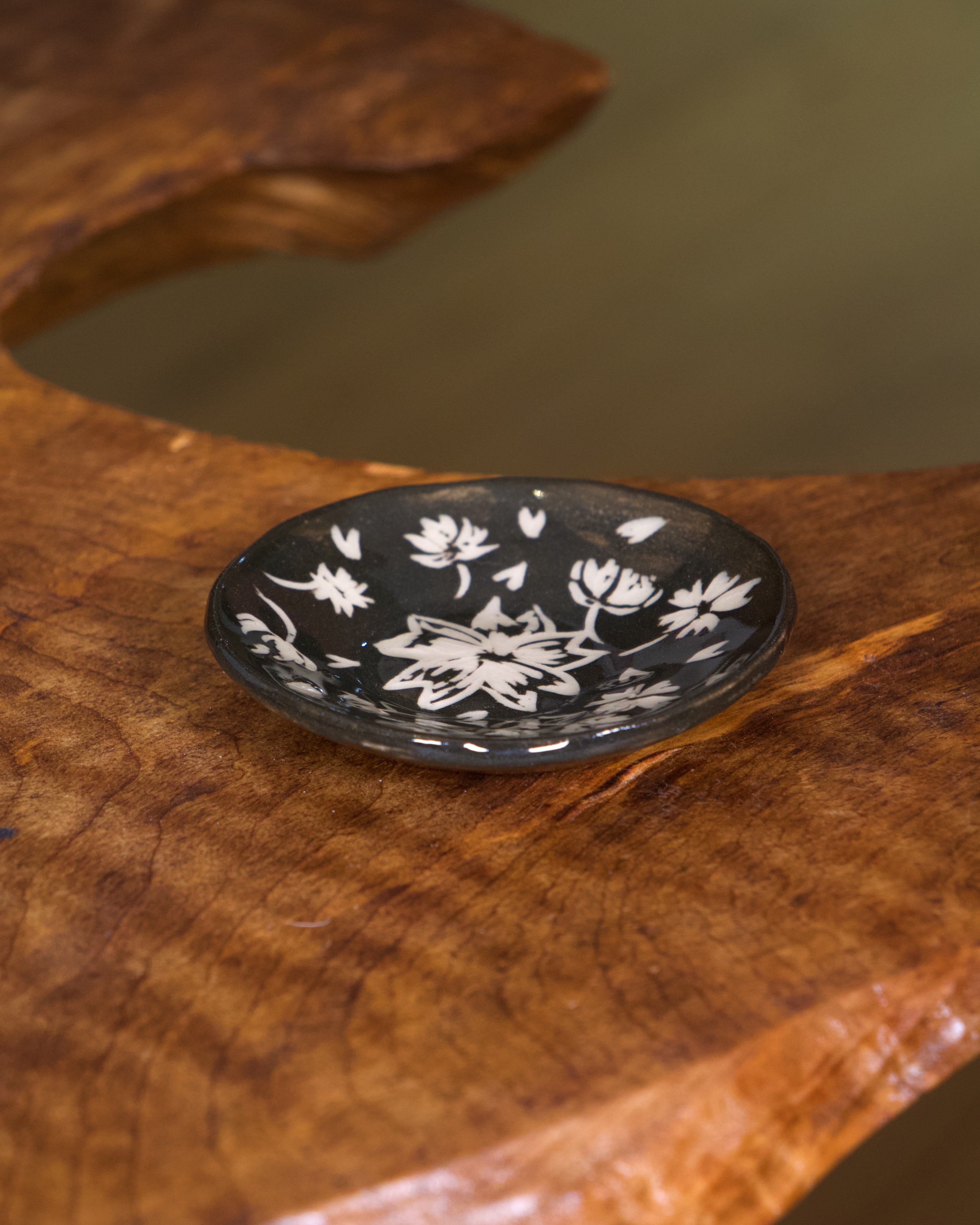 Assiette noire fleurs